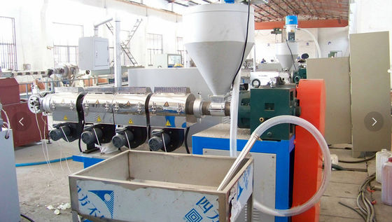 Η πλαστική μαλακή ίνα κήπων PVC έπλεξε την ενισχυμένη μηχανή εύκαμπτων μανικών μηχανών σωλήνων