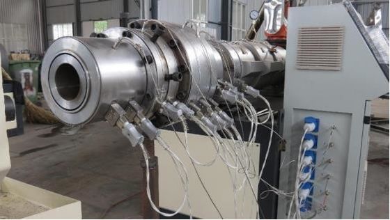Πλαστική γραμμή εξώθησης σωλήνων PVC αγωγών ηλεκτρικής ενέργειας υψηλής αποδοτικότητας που κατασκευάζει τη μηχανή