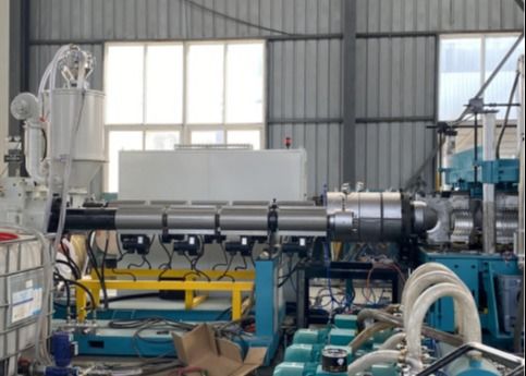 200-250 kg/h PE/HDPE/PVC διπλοτειχισμένη ζαρωμένη γραμμή εξώθησης σωλήνων