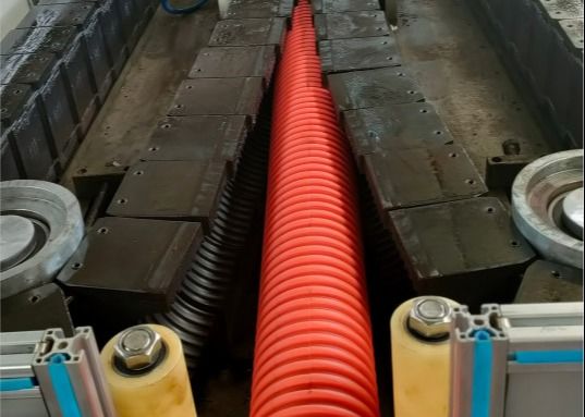 γραμμή εξώθησης σωλήνων 32110mm διπλοτειχισμένη ζαρωμένη που κατασκευάζει τη μηχανή