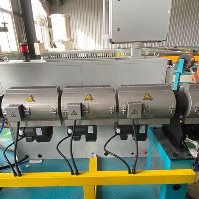 πλαστική γραμμή παραγωγής σωλήνων αγωγών PVC 1632mm 91KW που κατασκευάζει τη μηχανή